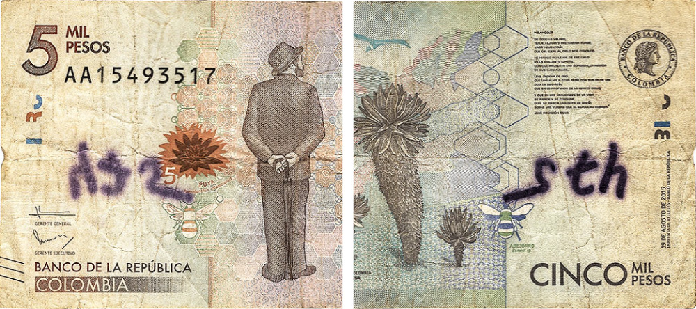 Fotografía de billete deteriorado por escrituras y dibujos.