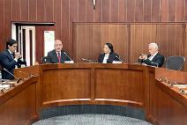 Fotografía de Leonardo Villar durante su intervención