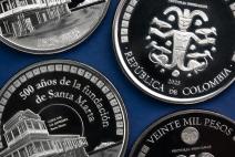 Fotografías de la moneda conmemorativa de los 500 años de la fundación de Santa Marta.